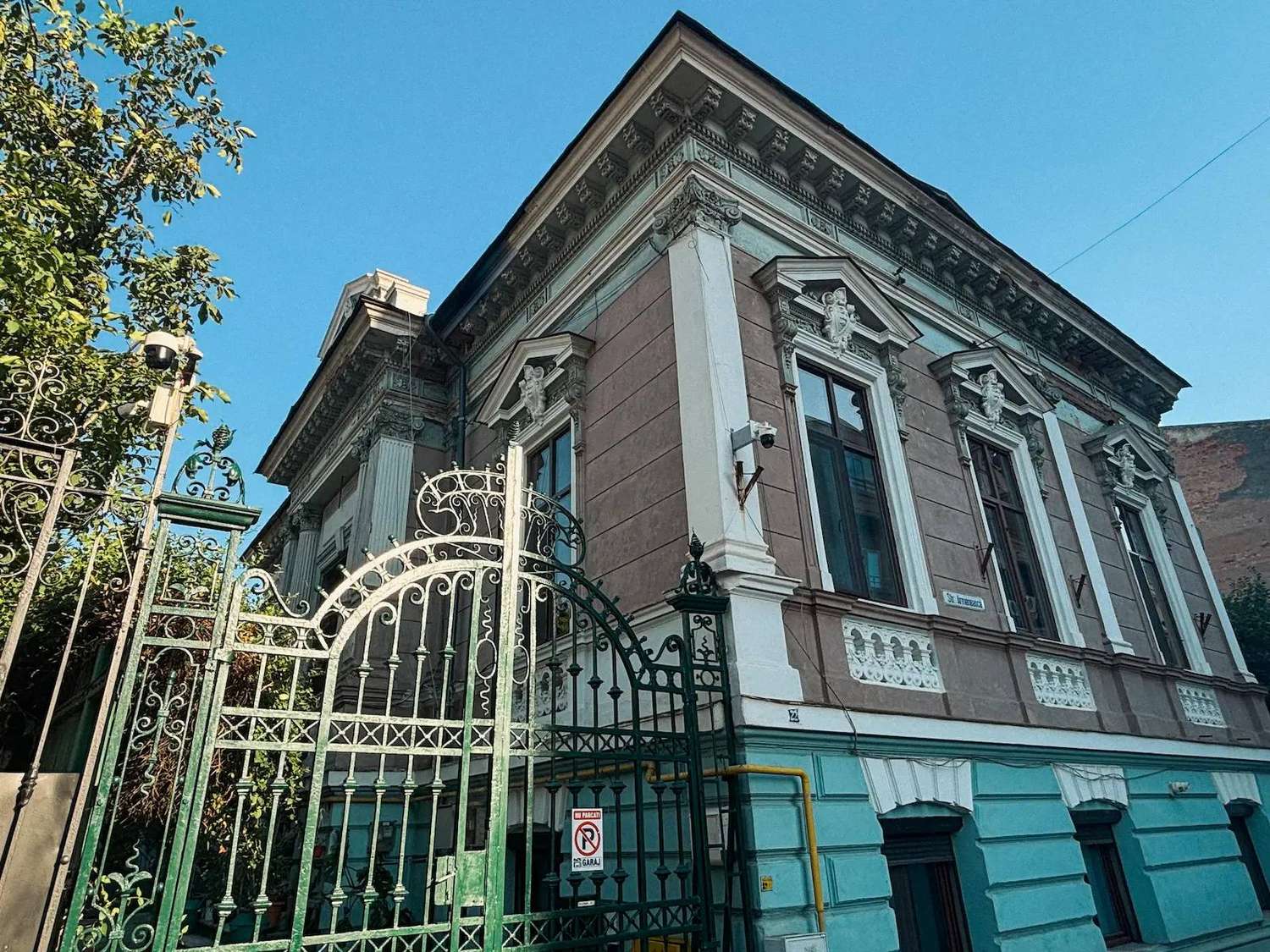 Außenansicht einer aristokratischen Villa mit schmiedeeisernem Tor, strada Armenească 22, Bukarest