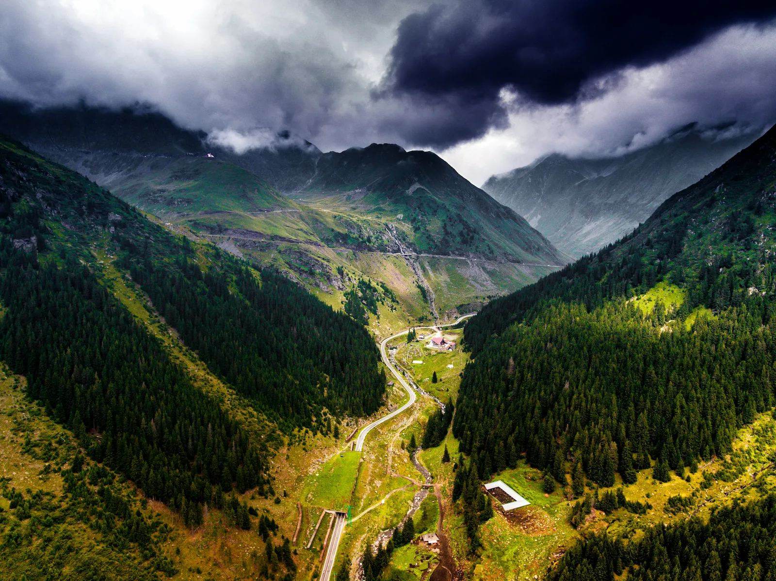 Vue aérienne d'une vallée des Carpates