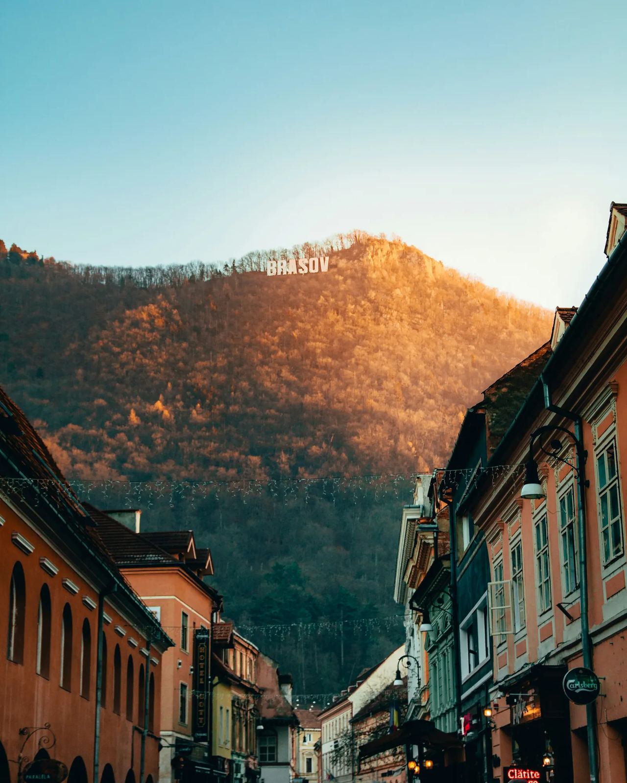 Rue de la vieille ville de Brașov avec les montagnes des Carpates en arrière-plan